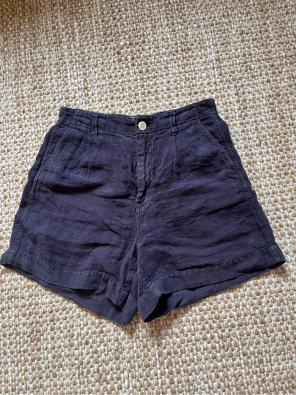 Alex Mill Pleated Pull On Shorts in Linen, size 6 in navy